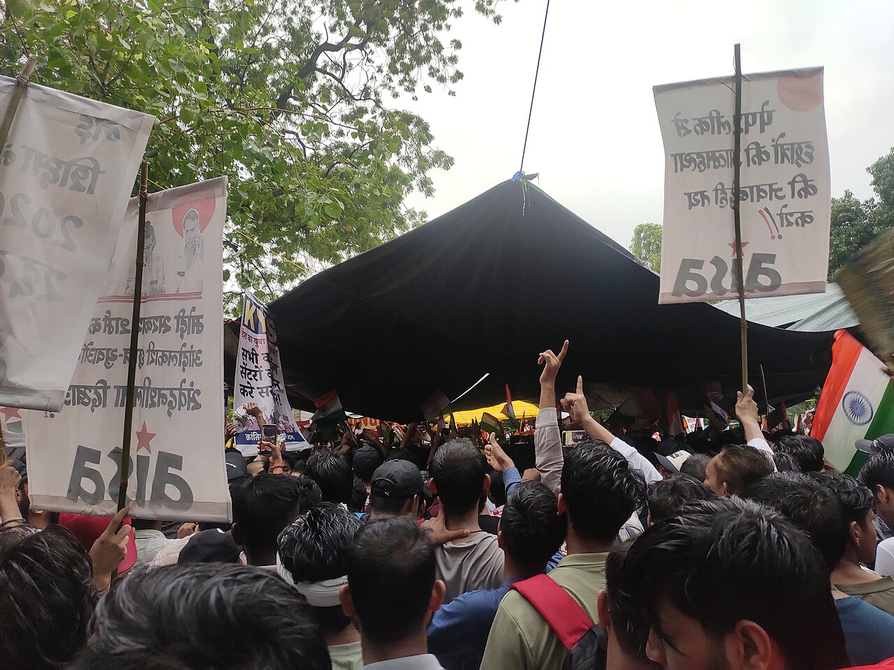 Studenti provenienti da tutta l'India protestano contro la fuga di notizie sul test NEET UG 2026 a Jantar Mantar, il 20 luglio 2026, in vista della marcia verso il Parlamento del 30 luglio.
