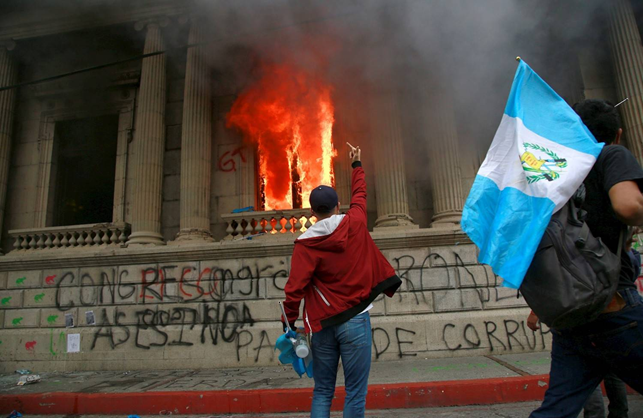 Parlamento in fiamme a Città del Guatemale